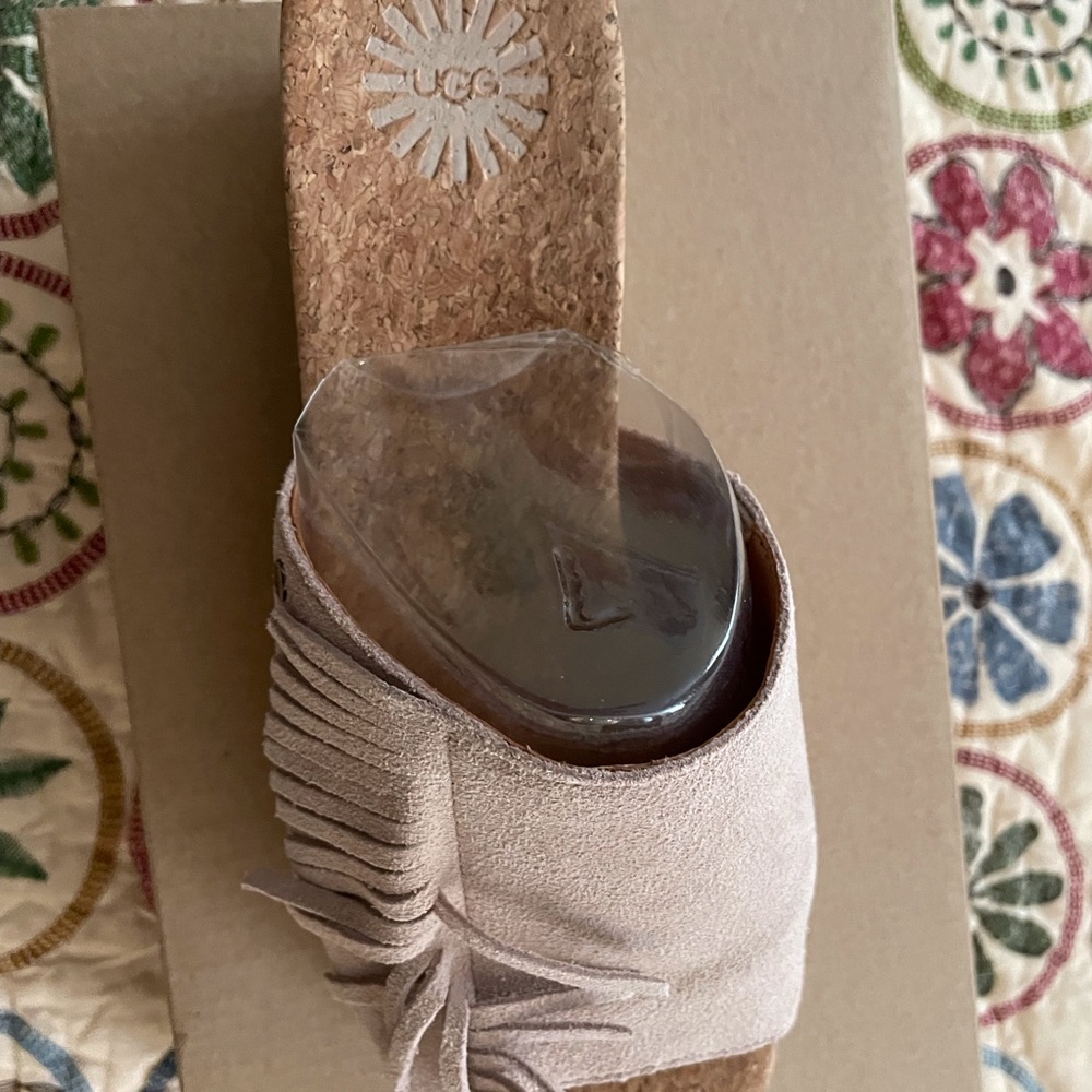 Ugg Australia Danes Wedge Suede Fringe Sandals, New in Box, Size 7.5, Be… - Picture 2 of 6